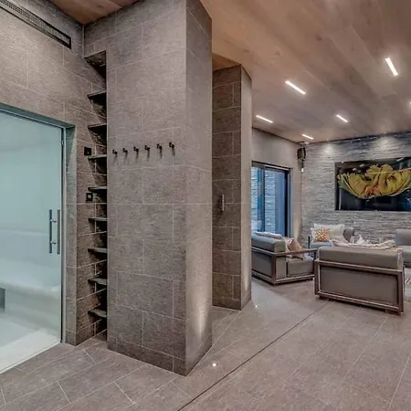 Villa 7br Ski-in Ski-out Chalet In *